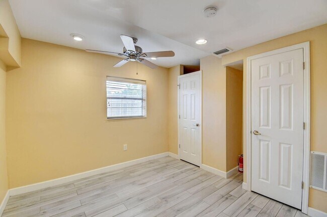 Building Photo - 1316 Date Palm Dr