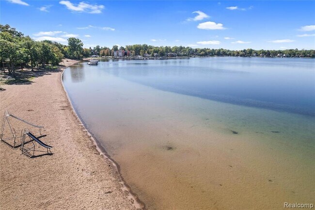 Building Photo - 4171 Mapleleaf Rd