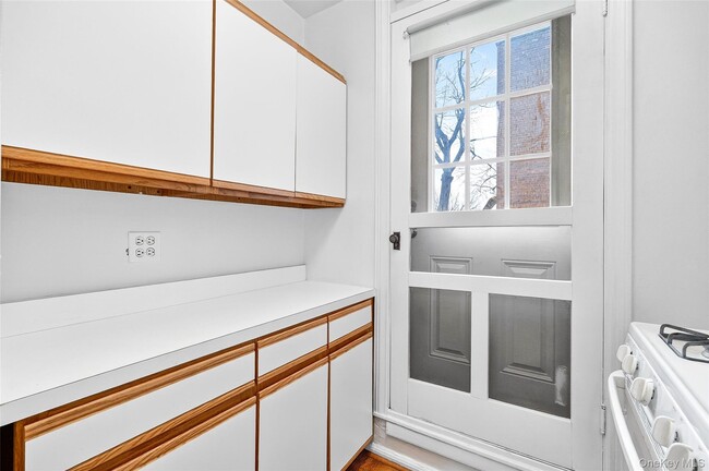 Building Photo - 2 Greenridge Ave