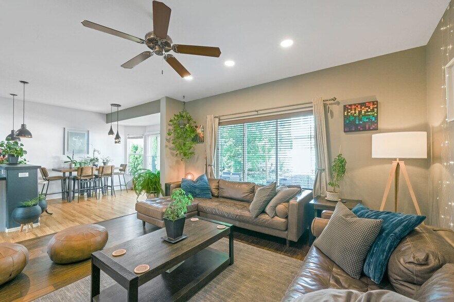 Living room - 2633 Clarion Ln