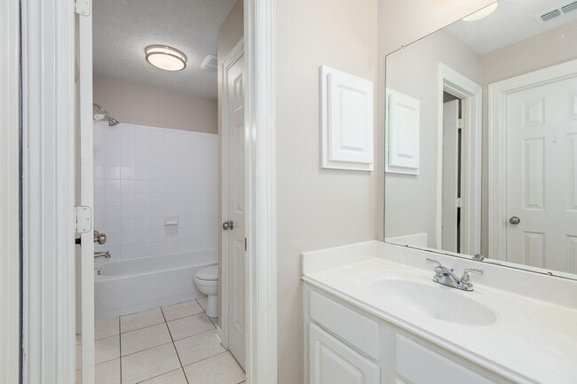 Building Photo - 3215 Canna Lily Ct