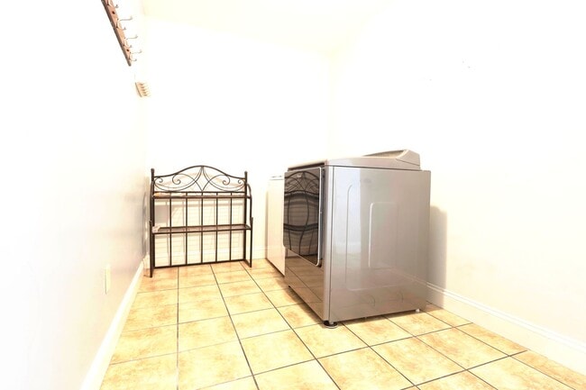 Building Photo - 5 Bed 3.5 Bath Chesterfield Charmer