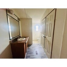 Building Photo - 301 Reid Ct