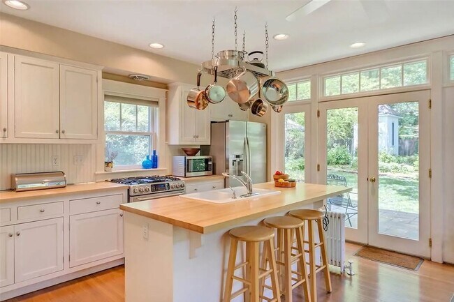 Building Photo - Charming & Pet-Friendly Downtown Gem