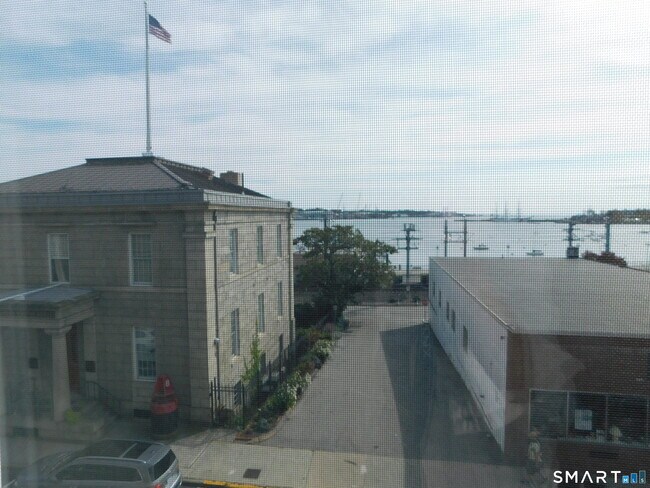 Building Photo - 153 Bank St