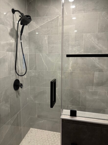 Shower - 6999 Darnoch Way