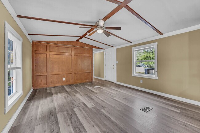 Building Photo - Cozy 3-bed 2-bath in a quiet spot.