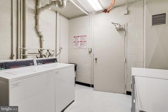 Building Photo - 3515 Washington Blvd