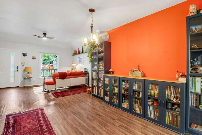 Building Photo - "Charming 3-Bed, 2-Bath Oasis on West Mistletoe Avenue – Spacious 1140 Sq Ft in San Antonio!"