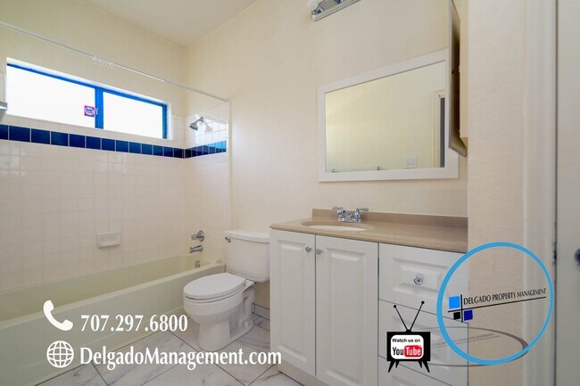 Building Photo - Glen Cove 2 bedroom condo