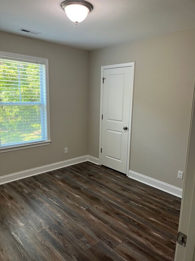 Building Photo - Large home, Pet friendly