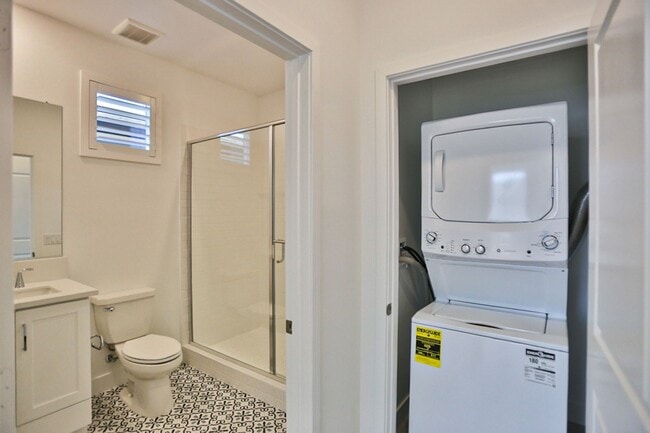 Building Photo - 5 Bedroom SFR in Irvine