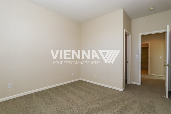 Building Photo - Beautiful 4 Bedroom Home in Great Location