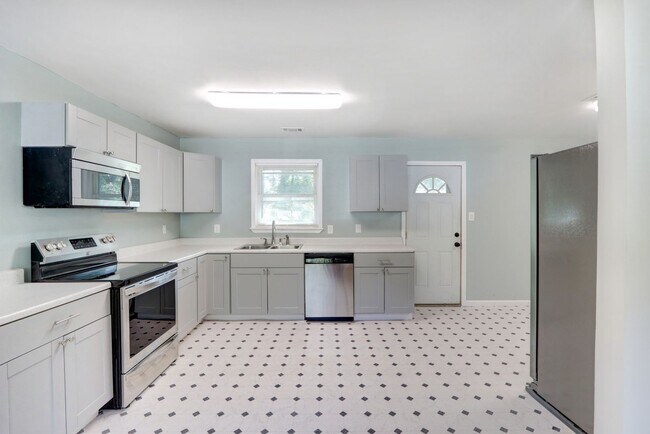 Building Photo - Nice Three Bedroom Single Family - Fenced ...