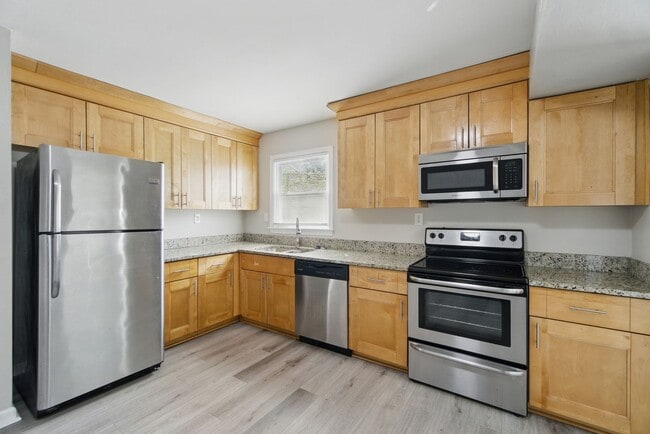 Building Photo - Mangold Real Estate - Conveniently Located...