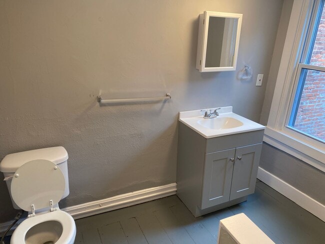 Building Photo - Charming 2 Bedroom Home in Chestnut Hill!