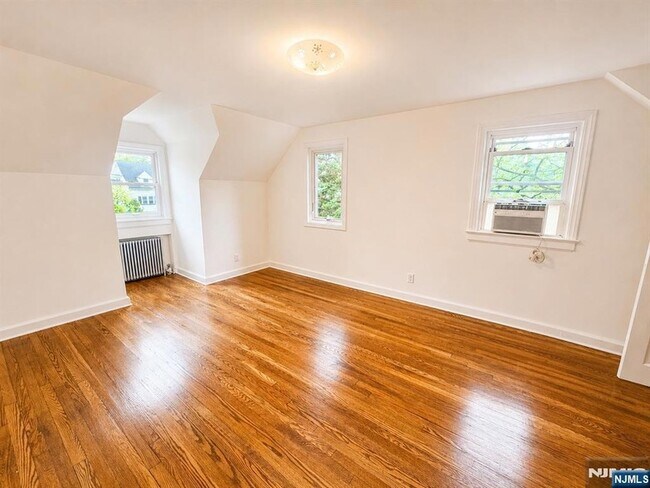 Building Photo - 1106 Bromley Ave