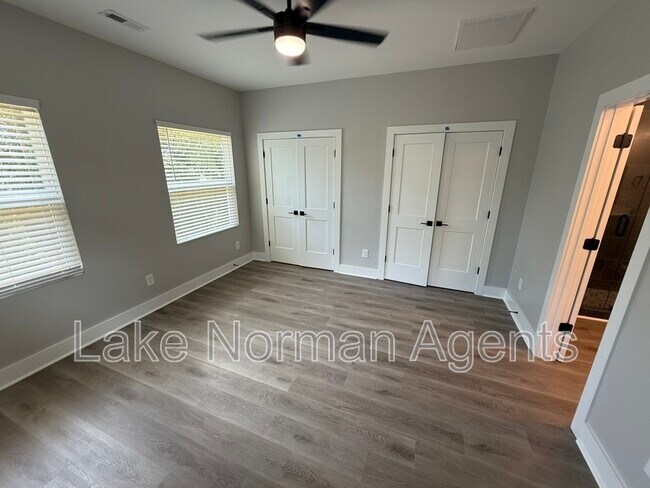 Building Photo - 525 Dellwood Dr