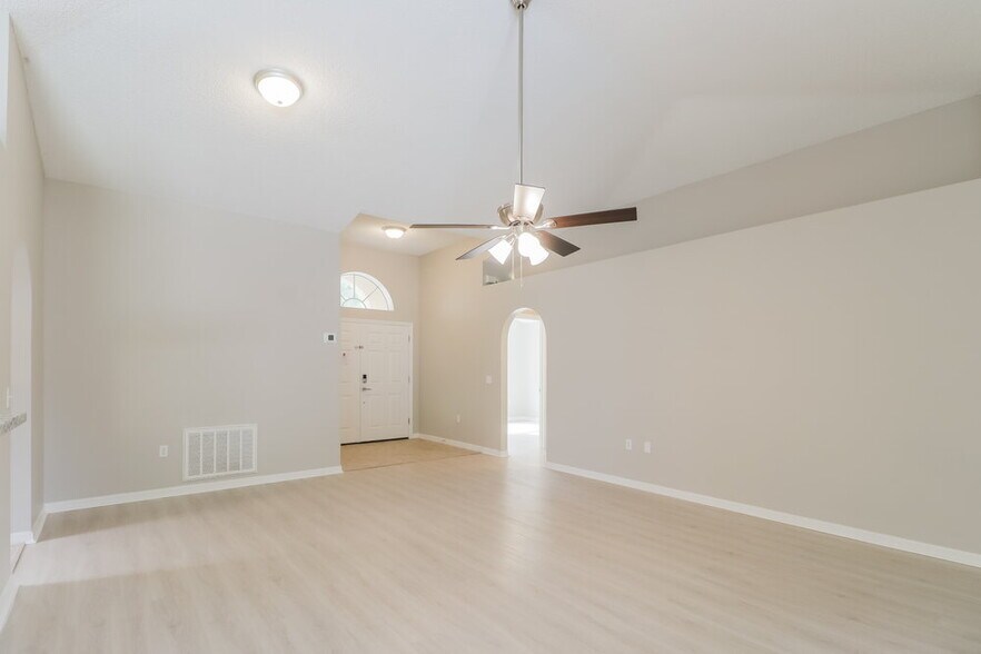 Building Photo - 926 Vanderbilt Dr