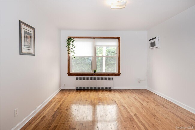 Building Photo - 121 Manhasset Ave
