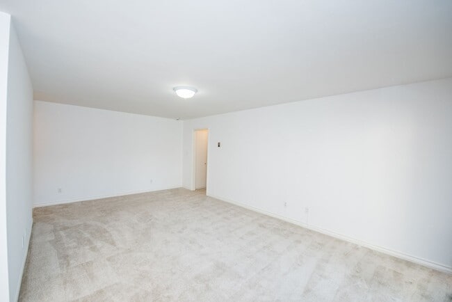 Building Photo - Remodeled Seal Beach Condo