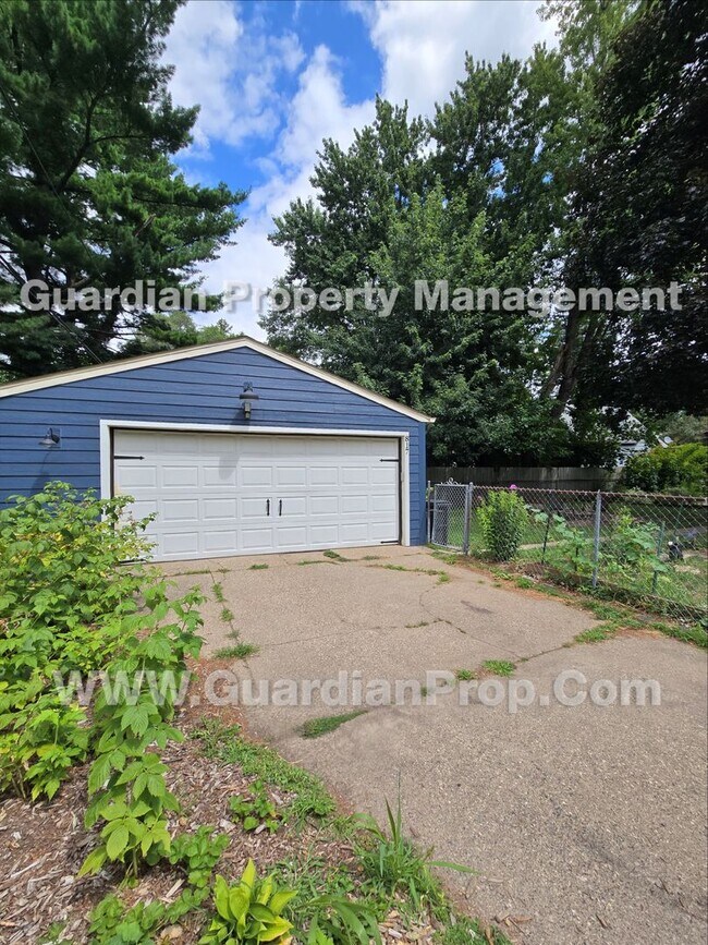 Building Photo - House Available Sep 1st, Move in special for Sep move-in! Updated Kitchen & Baths, Large Fenced Y...