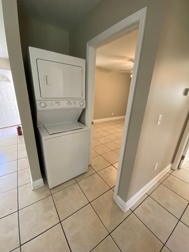 Building Photo - 2/1 Duplex off N. Monroe