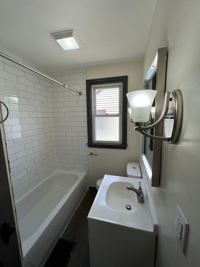 Building Photo - Updated 2 Bedroom, 1 1/2 Bath Home With Fe...
