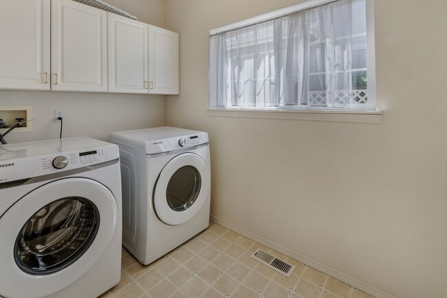Building Photo - Must see! Spacious 3bd 2bath Ready for Imm...