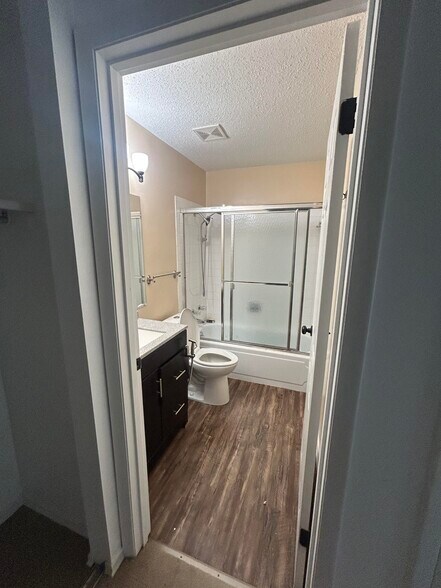 Master Bathroom - 1233 Guelbreth Ln