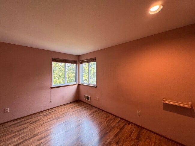 Building Photo - Beautiful Wedgwood Home with Flexible Living + 2nd Kitchen