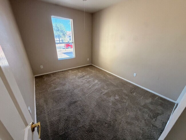 Building Photo - Spacious 3 Bedroom Single Story Peoria With A 3 Car Garage
