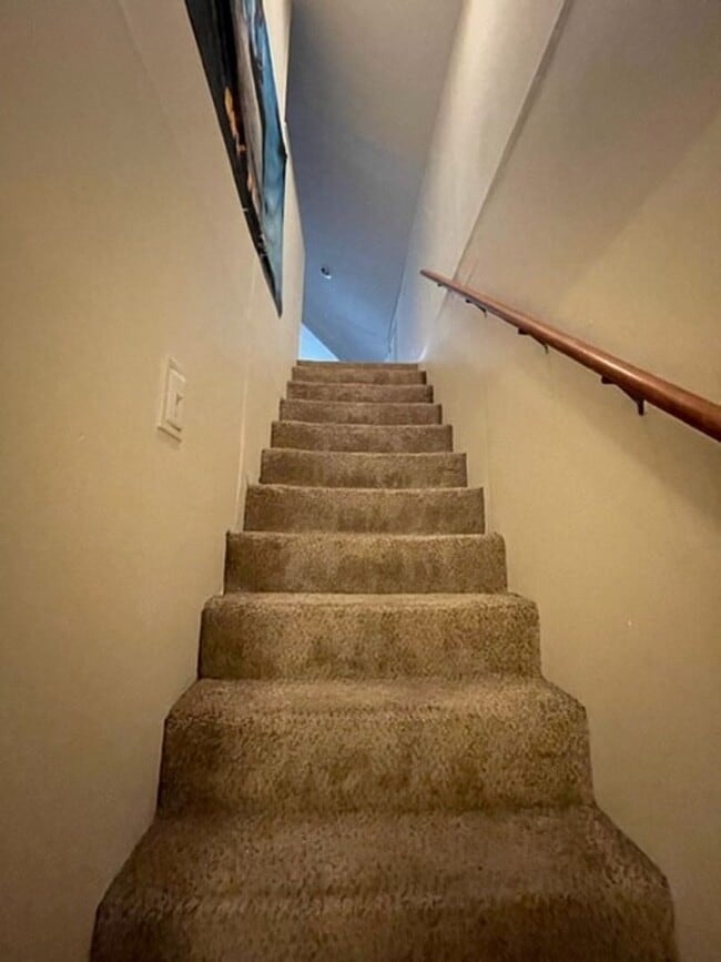 Building Photo - R1016 University Heights