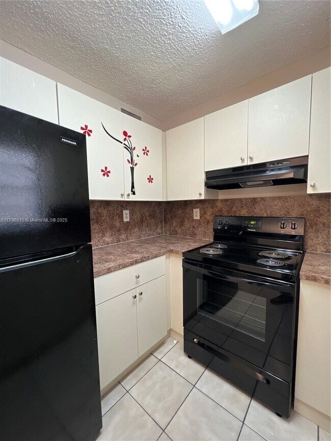 Building Photo - 2580 W 60th St