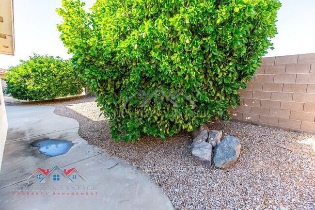 Building Photo - 10864 E Lindner Ave