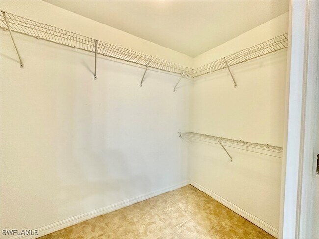 Building Photo - 1345 Henley St
