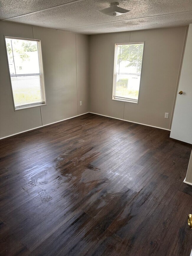 Building Photo - Spacious 2-Bedroom/ 2-Bath Mobile Home - Great Location in Crestview with W/D Connections