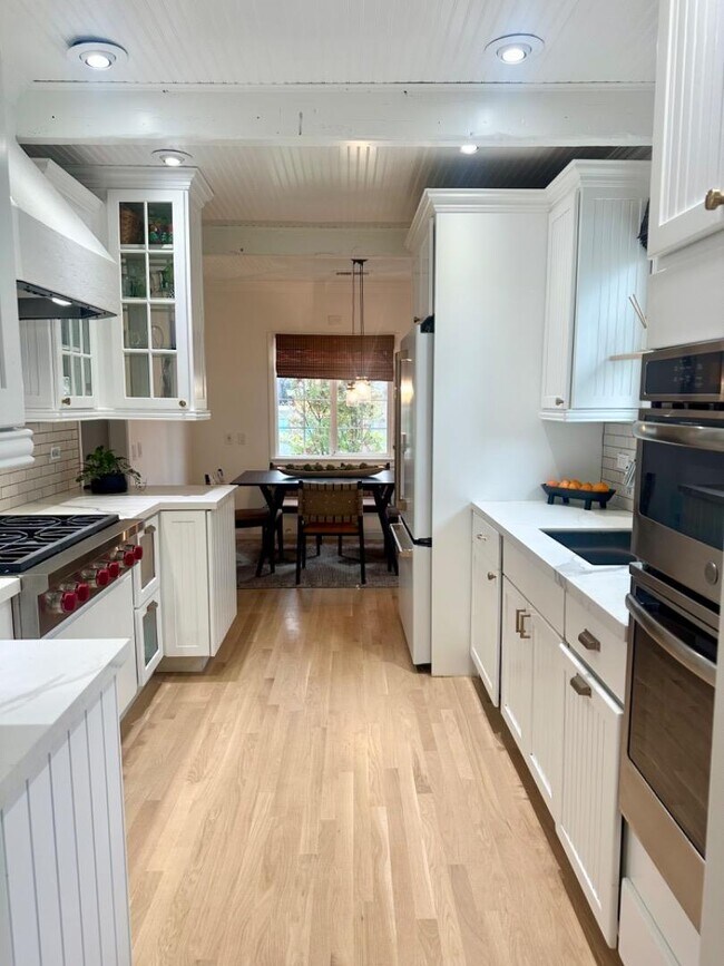 Building Photo - 456 King St