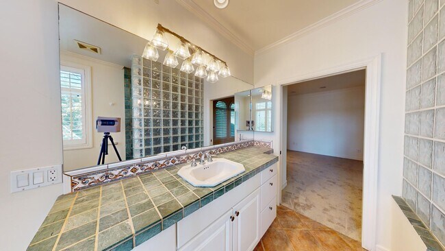Building Photo - Spacious 4-bedroom 4.5 bath Home in a Gated Complex