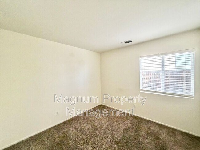 Building Photo - 102 Goldenrod Ave