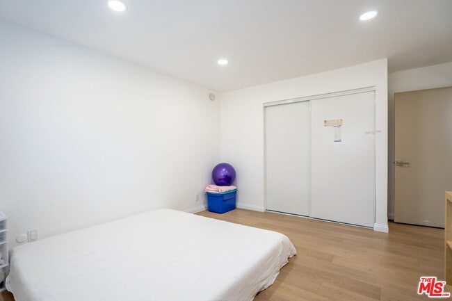 Building Photo - 5533 N Charlotte Ave