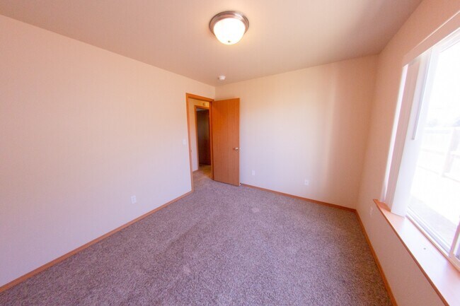 Building Photo - Open Floor Plan Home with Large Fenced Yard