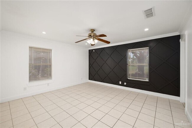 Building Photo - 2805 Lake Shore Dr