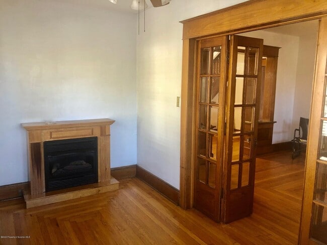 Building Photo - 504 School St