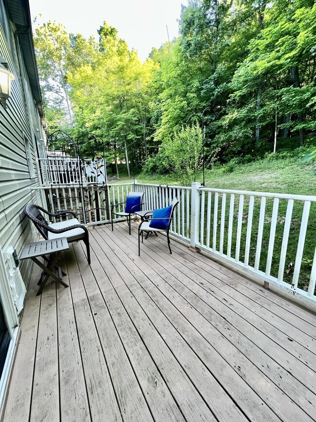 Building Photo - 229 Palisades Dr