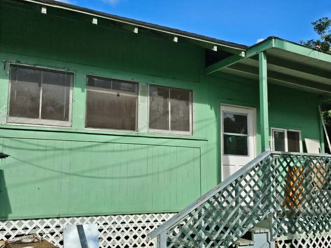 Building Photo - 2 Bed 1 Bath Apartment with one parking.  Tenant pay all utilities.
