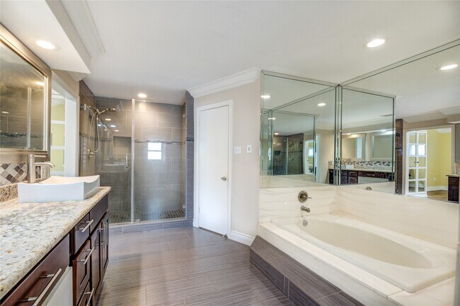 Building Photo - 2527 Potomac Dr