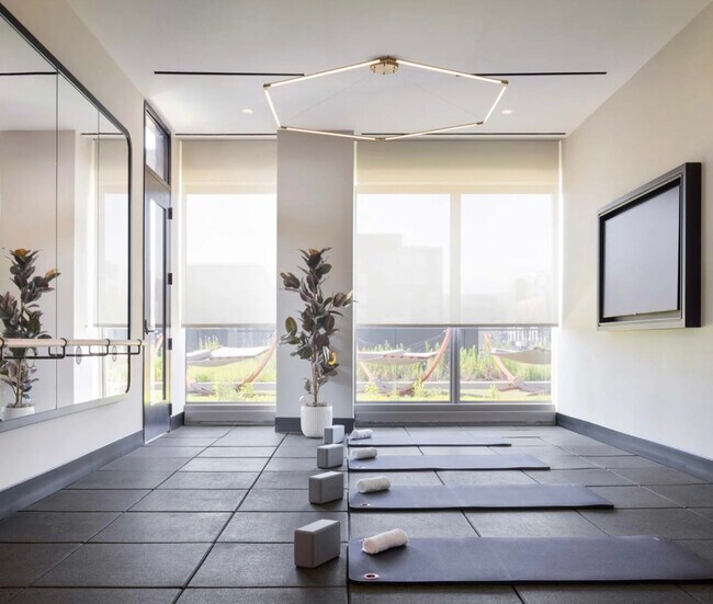 Building Photo - 164 N Peoria St