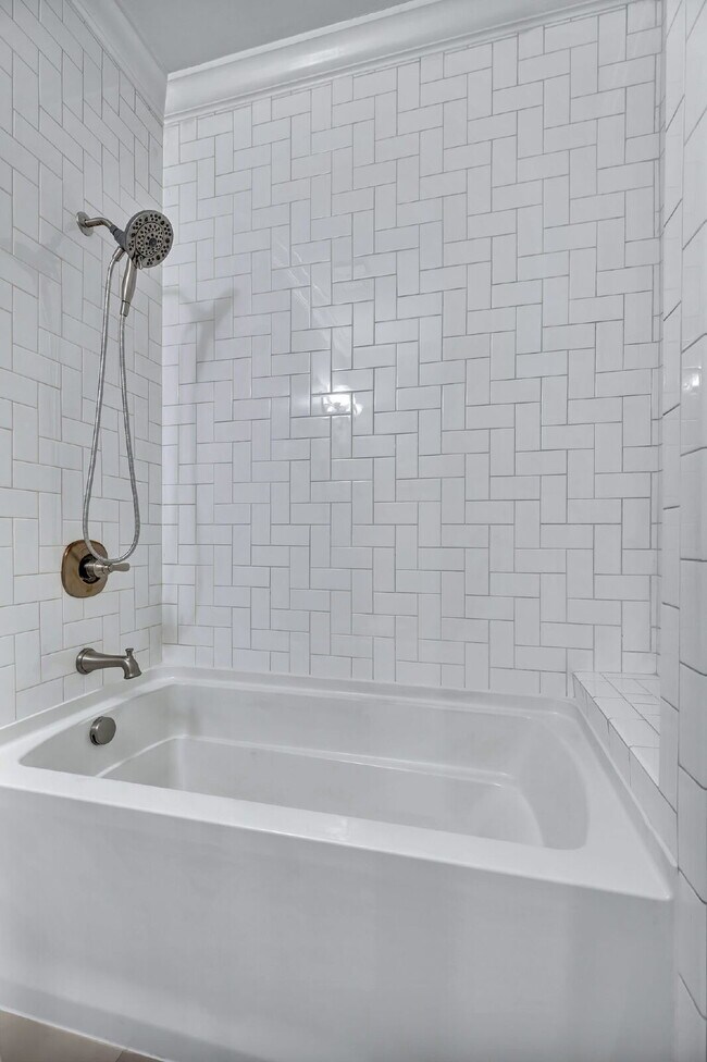 Building Photo - 2-Bed, 2-Bath Condo in the Heart of Green ...