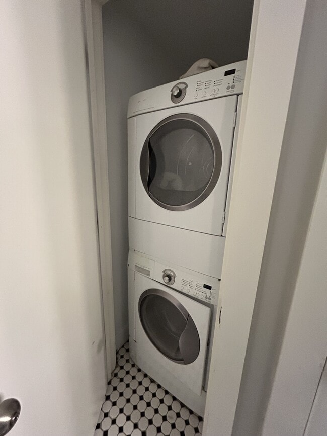 Building Photo - 28 Adams St